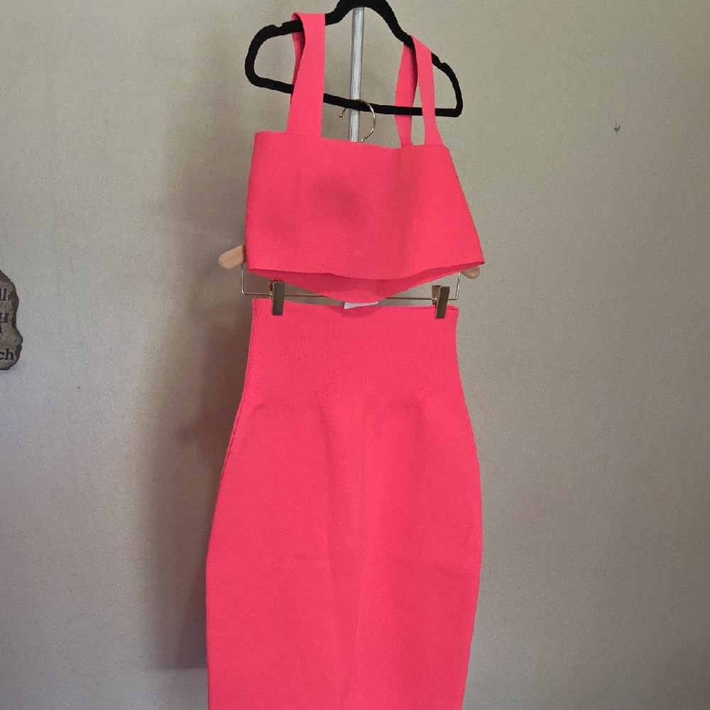 Stylish Pink Two-Piece Skirt And Crop Top